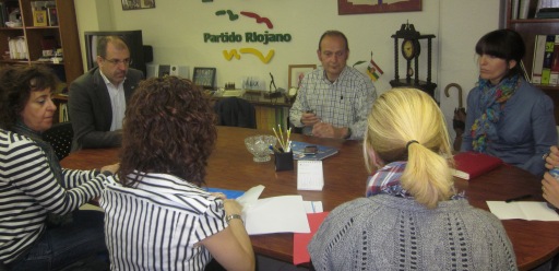 Reunión de Miguel González de Legarra con miembros de la Junta de Personal Docente