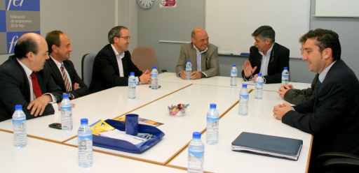 Ángel Varea se reúne con varios miembros del sector hotelero riojano