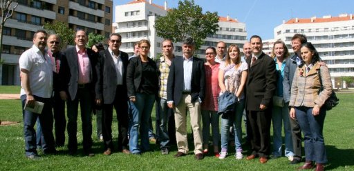 El candidato del Partido Riojano a la Alcaldía de Logroño, Ángel Varea junto a más miembros de la candidatura autonómica ha visitado hoy el barrio de Los Lirios