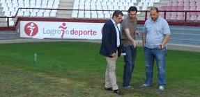 Desde el Partido Riojano recuerdan que Merino visitó hace unos días Las Gaunas a bombo y platillo pregonando el excelente estado del césped municipal y dando autobombo a un supuesto logro de su gestión, sin embargo, un par de días después el césped está en gran parte muerto y no se puede utilizar el campo para las presentaciones previstas los equipos de futbol Desde el Partido Riojano recuerdan que Merino visitó hace unos días Las Gaunas a bombo y platillo pregonando el excelente estado del césped municipal y dando autobombo a un supuesto logro de su gestión, sin embargo, un par de días después el césped está en gran parte muerto y no se puede utilizar el campo para las presentaciones previstas los equipos de futbol