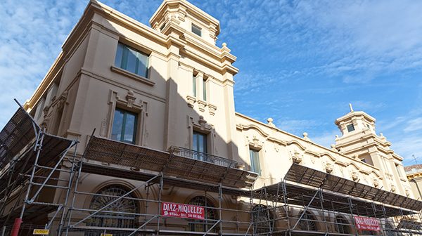 Edificio de Correos con los andamios