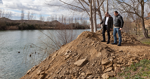 Vertido de toneladas de escombro en Briñas
