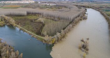 Un afluente turbio desemboca en el río Ebro, en un área incluida en el proyecto LIFE Ebro Resilience. (via ebroresilience.com)