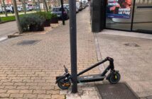 Patinete estacionado en una farola en Calahorra.