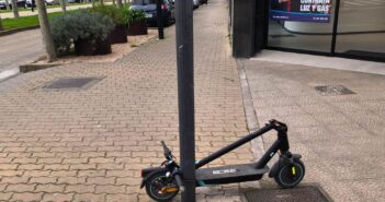 Patinete estacionado en una farola en Calahorra.