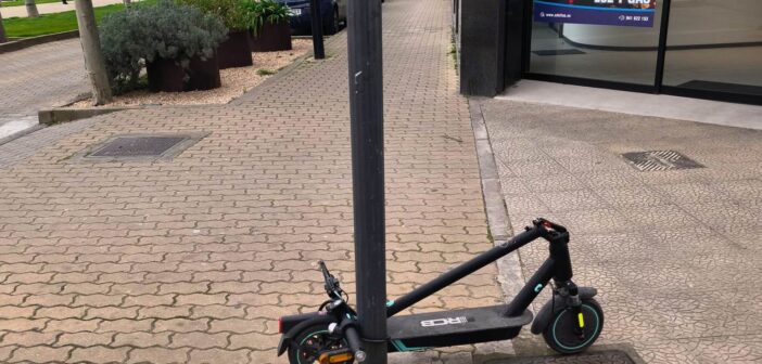 Patinete estacionado en una farola en Calahorra.
