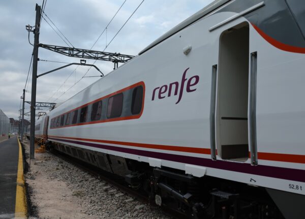 Tren de la serie 490 de Renfe en su proceso de adaptación a servicios regionales y de media distancia. (Foto: Ministerio de Transportes)