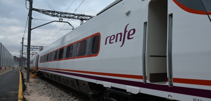 Tren de la serie 490 de Renfe en su proceso de adaptación a servicios regionales y de media distancia. (Foto: Ministerio de Transportes)