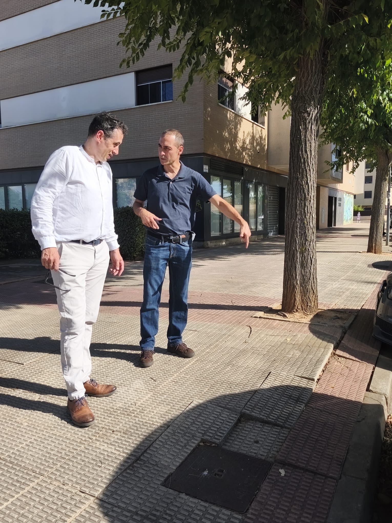 Herrero y Antón comprueban el estado de Villa Patro.