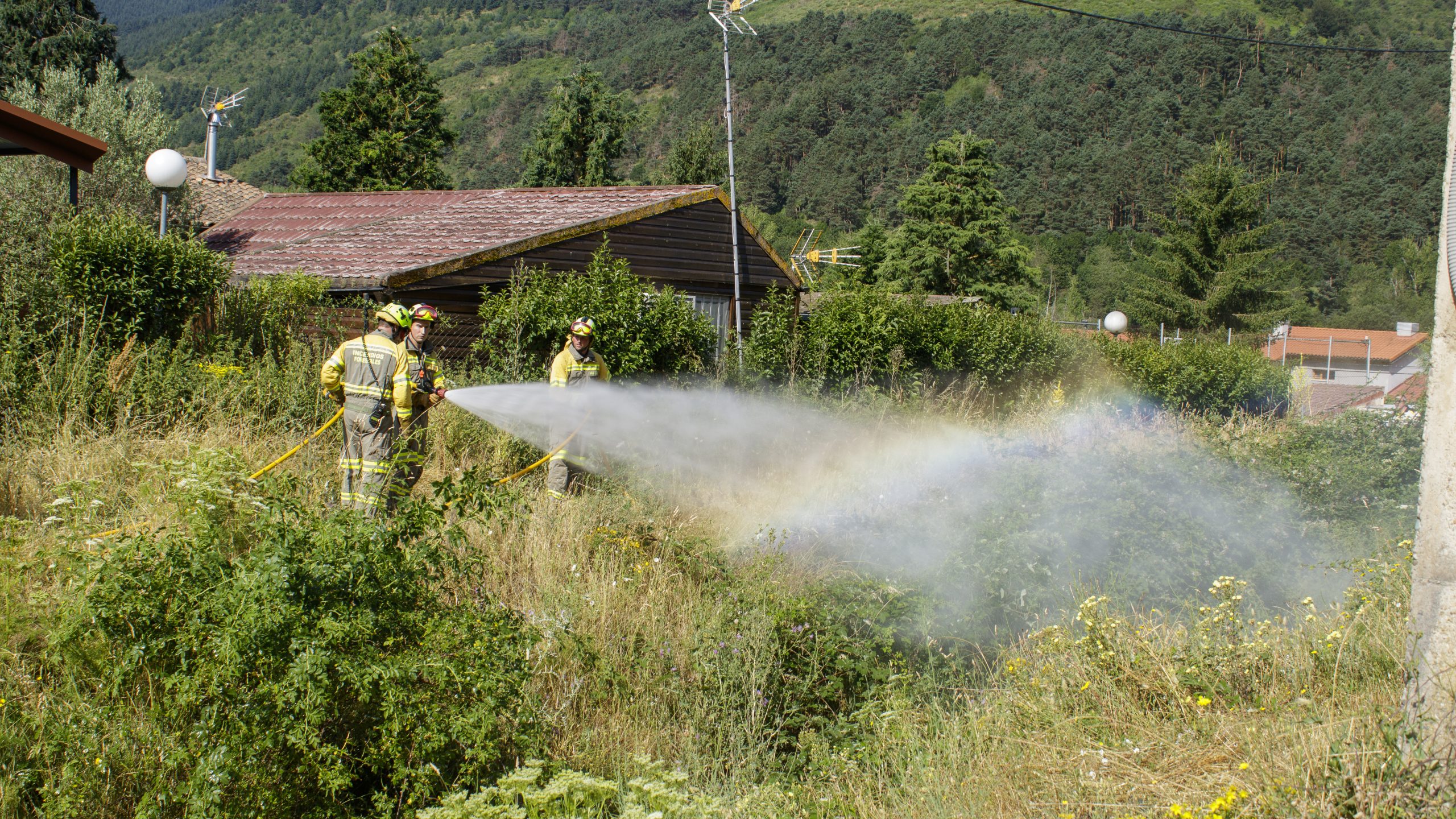 Bomberos forestales de La Rioja refrescan una zona cercana a un núcleo de población. (Foto: Gobierno de La Rioja)